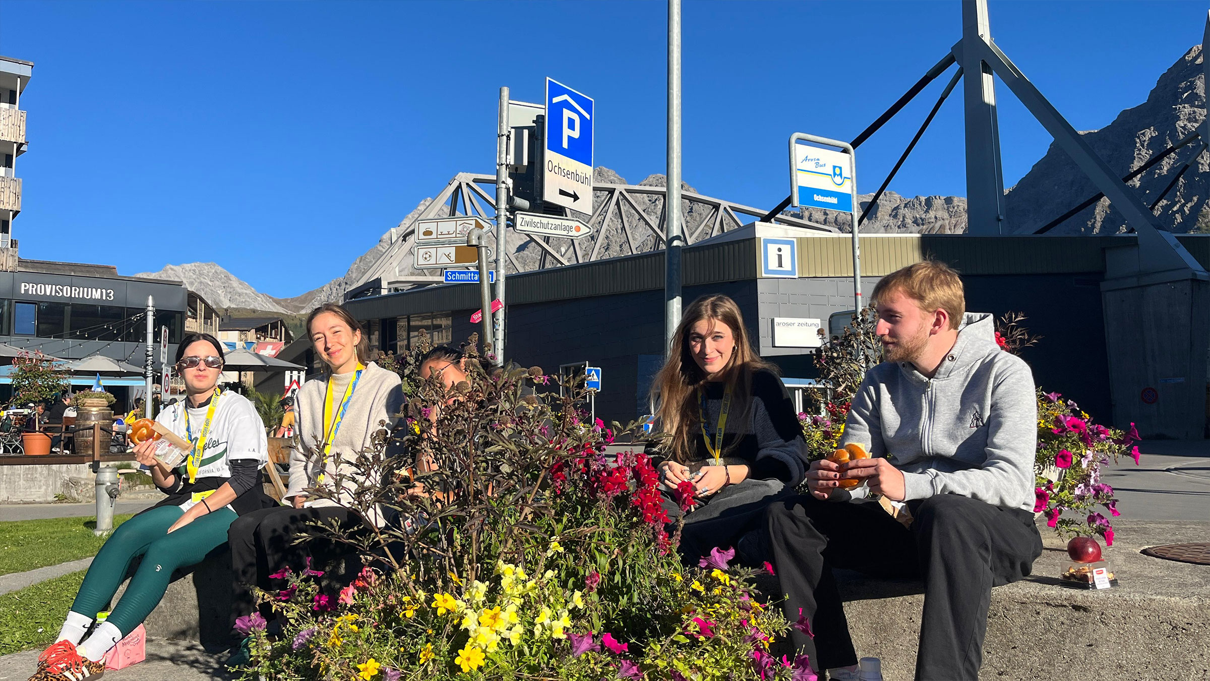 Eishockey Live-Produktion – Pause vor dem SPort und Kongresszentrum in Arosa